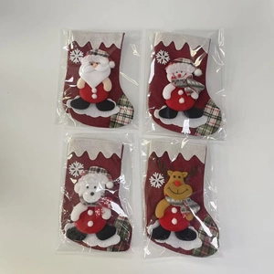 Lot de quatre chaussettes de Noël en jute avec poupées 3D Père Noël, bonhomme de neige