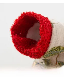 Détail de la manche d'une robe fleurie pour chien avec doublure en polaire rouge pour la chaleur