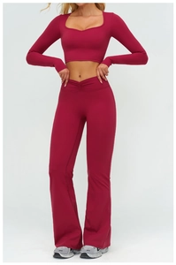 Dettaglio del set yoga bordeaux con scollo a cuore e pantaloni a zampa con vita a V