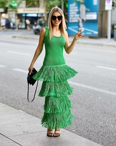 Gros plan d'une robe longue en maille verte sans manches avec détails de franges superposées