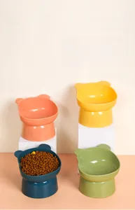 Detail van kleurrijke schuine kattenbakken met berenoren en plastic textuur