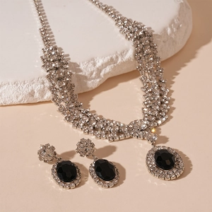 Détail du parure bijoux de luxe avec pierres de zircone noires et strass argentés brillants