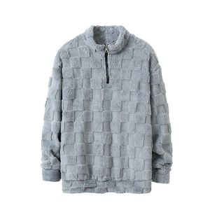 Détail du sweat-shirt en polaire pour homme avec demi-zip et texture à damier gaufrée
