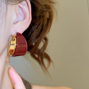 Mannequin portant une boucle d'oreille créole en résine plaquée or 18K rouge vin