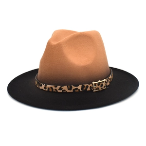 Dettaglio cappello fedora bicolore con nastro leopardato e fibbia in metallo dorato