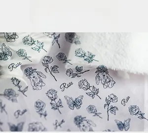 Détails de stickers à ongles transparents avec motifs de roses et lapins noirs