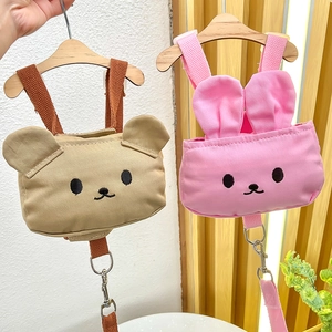 Detalle de arnés mochila para perros con diseño de oso y conejo en tela de algodón