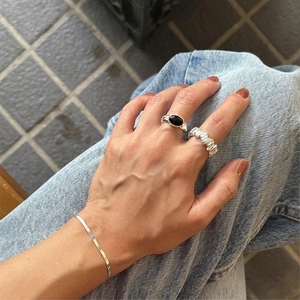 925 Sterling silver ring set with black onyx and twisted band worn on hand