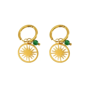 Créoles en acier inoxydable doré avec pendentif soleil et perles vertes sur fond blanc