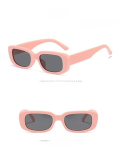 Vue détaillée de lunettes de soleil carrées pour enfants avec monture rose et verres gris