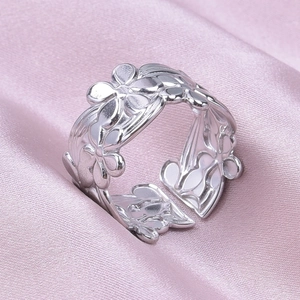 Macro shot of a 304 stainless steel open ring with a hollow five-petal flower pattern
