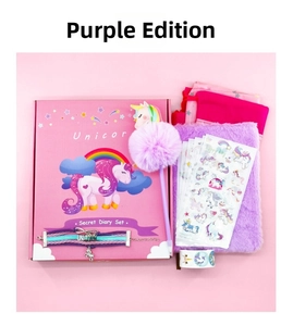 Set de papelería unicornio con diario de peluche, pegatinas y pulsera en caja de regalo