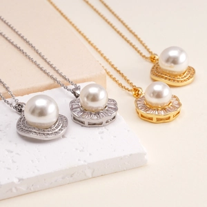 Elegante collana con pendente di perle e cristalli di zircone in finitura oro e argento