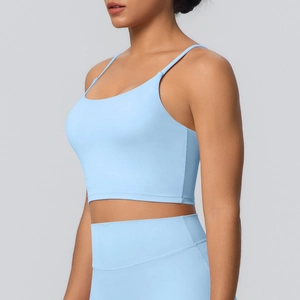 Détail d'un ensemble de yoga bleu clair sans couture avec brassière et legging taille haute