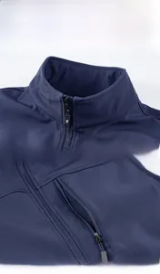 Detailansicht der dunkelblauen Outdoor-Softshell-Weste mit Reißverschlusstasche und Stehkragen