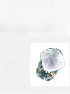 Dettaglio interno di un cappello da baseball stampato con motivi floreali tropicali e cuciture