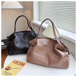 Primer plano de bolsos tote de cuero sintético marrón con elegante textura de grano litchi