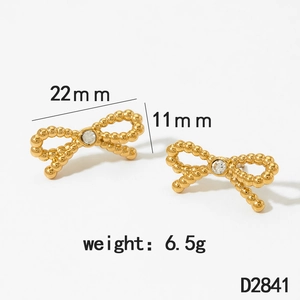 Détail de boucles d'oreilles nœuds dorés avec zircons, dimensions 22mm par 11mm