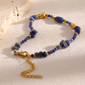 Dettaglio del bracciale placcato oro 18K con pietre naturali blu scuro e ciondolo a cuore