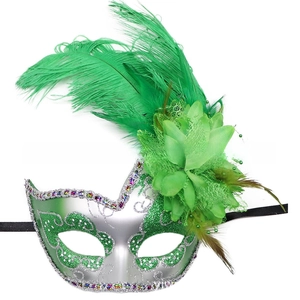 Dettaglio della maschera verde con glitter argento, fiore di seta e lunghe piume