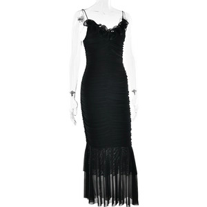 Détail d'une robe sirène noire présentant une texture plissée et un ourlet en mesh