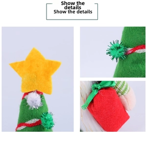 Détail d'un nain de Noël avec étoile en feutrine jaune, boules pailletées et sachet rouge