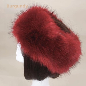 Vue détaillée du bandeau en fausse fourrure bordeaux avec texture épaisse pour l'hiver