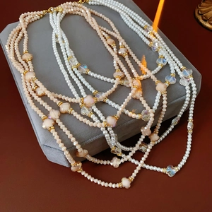 Vue détaillée du collier à plusieurs rangs en perles et cristal avec fermoir doré