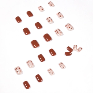 Faux ongles courts carrés avec motif léopard orange et finition marron brillant