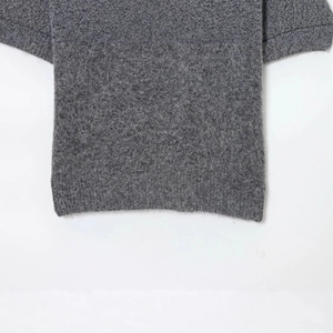 Maglione in maglia grigia a maniche corte con scollo di perle e polsini a coste