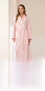 Detailansicht des rosa Flanell-Bademantels mit weißem Kontrastkragen und großen Taschen