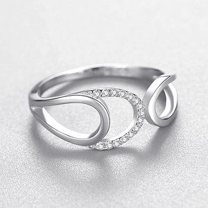 Anello in argento sterling 925 con design a curve traforate e pietre in zirconia cubica