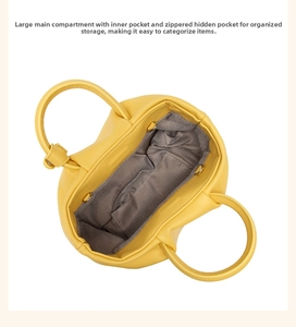 Gelbe geraffte Wolkenhandtasche mit Henkeln und praktischer Innentasche mit Reißverschluss.