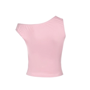 Dettaglio del top corto rosa monospalla con texture arricciata e tessuto elastico aderente