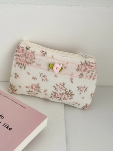 Trousse à maquillage fleurie avec dentelle rose et rose 3D sur fond blanc