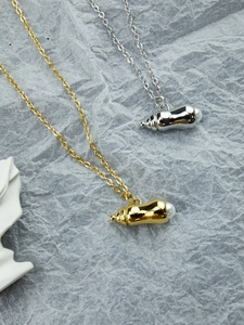 Détails de pendentifs biberon or et argent avec perle sur des chaînes classiques