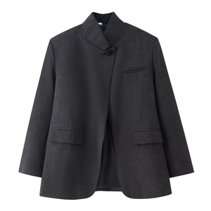 Détail du blazer gris avec col montant et texture du tissu avec poches à rabat