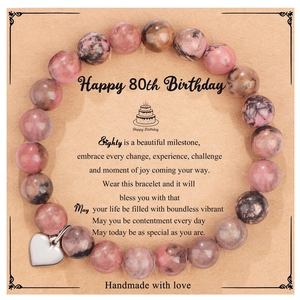 Bracelet en perles roses et noires avec cœur argenté sur carte de 80ème anniversaire