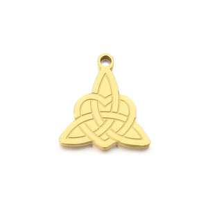 Pendentif nœud de la Trinité en acier inoxydable doré avec motif ajouré poli sur fond blanc