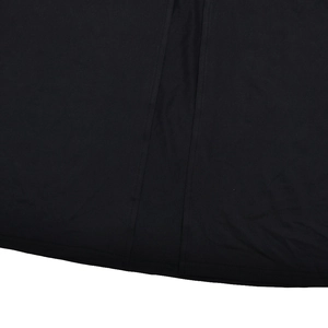 Gros plan d'une robe longue noire montrant la texture du tissu et la couture d'ourlet