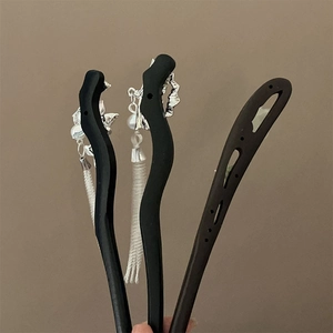 Coffret d'épingles à cheveux en bois noir avec fleurs argentées et longs pompons