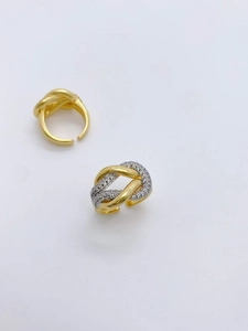 Details von verstellbaren Gold- und Silberringen mit verflochtenen Diamantknoten