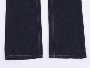 Détail de l'ourlet du jean denim bleu foncé avec doubles coutures jaunes renforcées