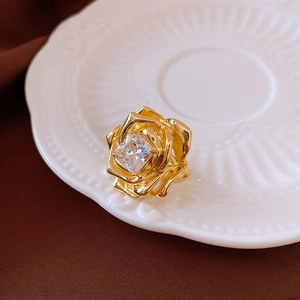 Macro d'une bague rose vintage plaquée or avec un oxyde de zirconium de coupe carrée