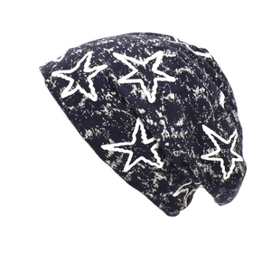 Détail du bonnet en tricot bleu marine avec imprimés d'étoiles blanches vintage
