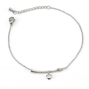 Gros plan du bracelet en acier inoxydable argenté avec pendentif cœur sur fond blanc épuré