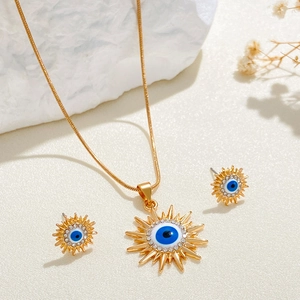 Goldenes Sonnen-Schmuckset mit blauen bösen Augen Anhängern und funkelnden Diamanten