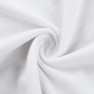 Nahaufnahme von hochwertigem weißem Strickbaumwollstoff mit Textur und weichen Falten