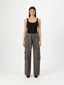 Pantalon cargo large gris foncé pour femme à taille haute avec poches fonctionnelles