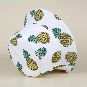 Détail de l'imprimé ananas et bord surpiqué sur un chapeau bob tropical réversible